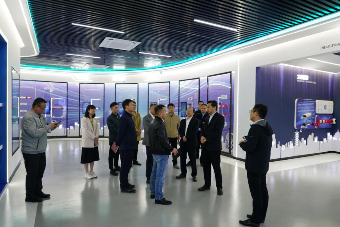 安徽省數(shù)據(jù)資源管理局黨組成員、副局長 王愛學(xué)一行調(diào)研依愛消防